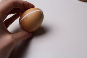 braune Eier mit weissen Linien