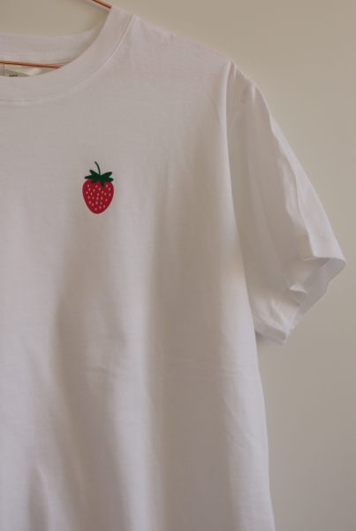 Erdbeere geplottet auf weißem T-Shirt