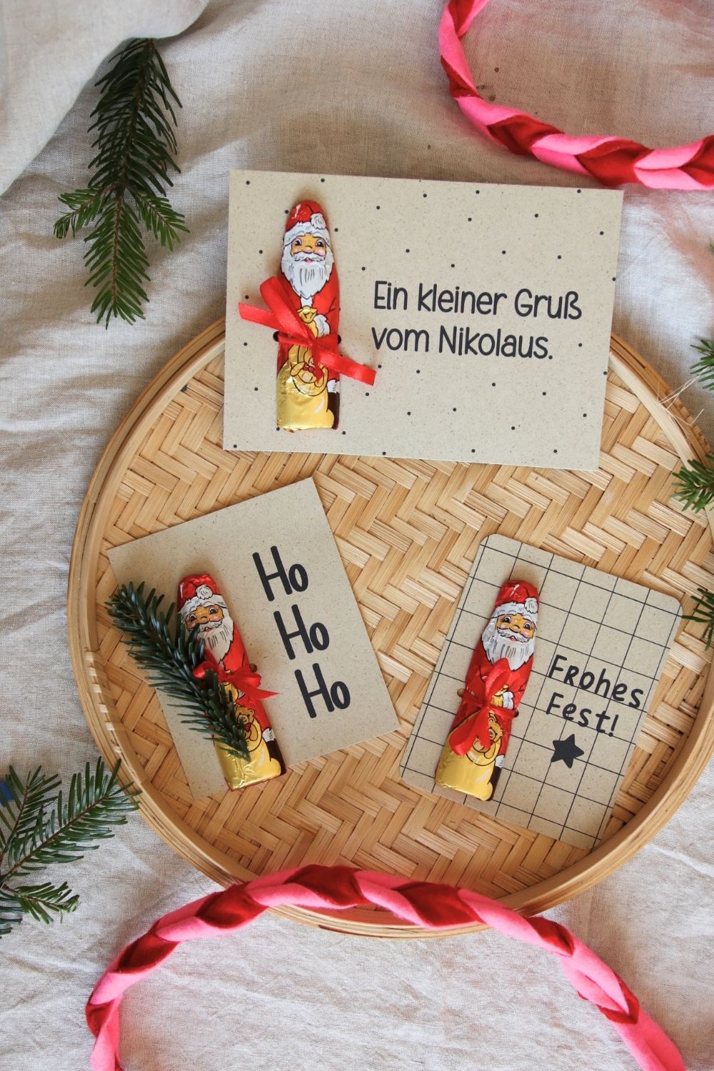 Kleine Weihnachtskarten mit Schokoladen-Weihnachtsmann
