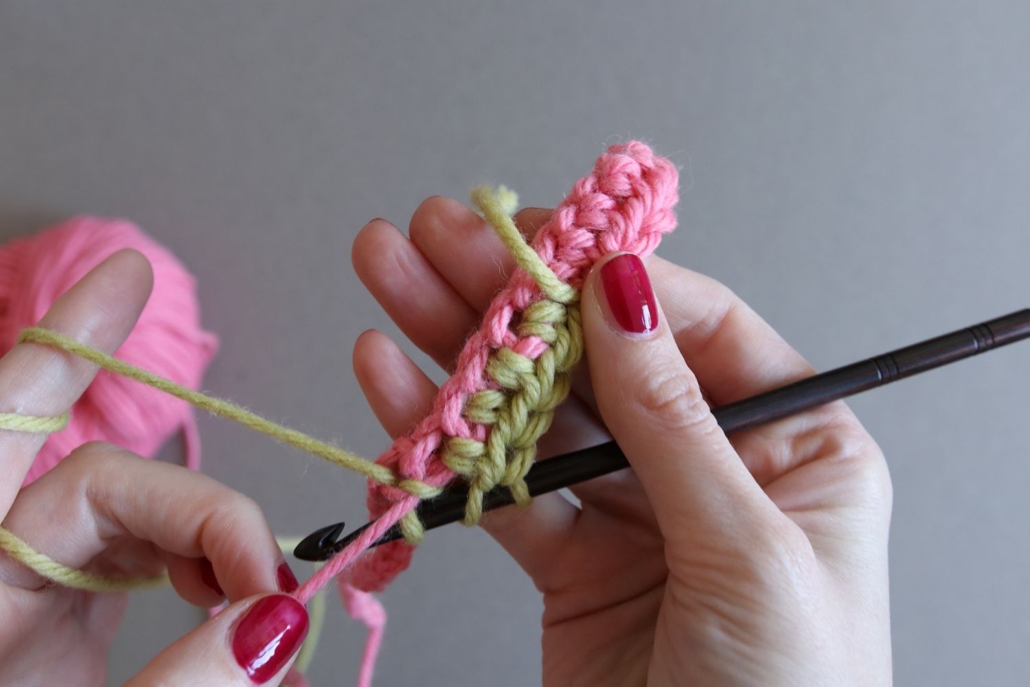 Karierte Häkelschuhe - Faden straffziehen Karierte Häkelschuhe - Faden straffziehen