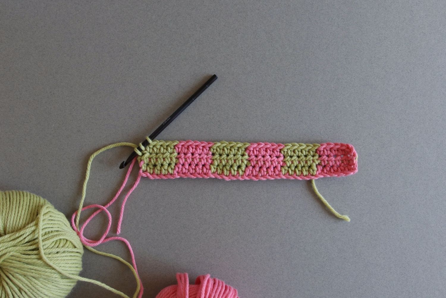 Karierte Häkelschuhe - fertiger Block Karierte Häkelschuhe - fertiger Block