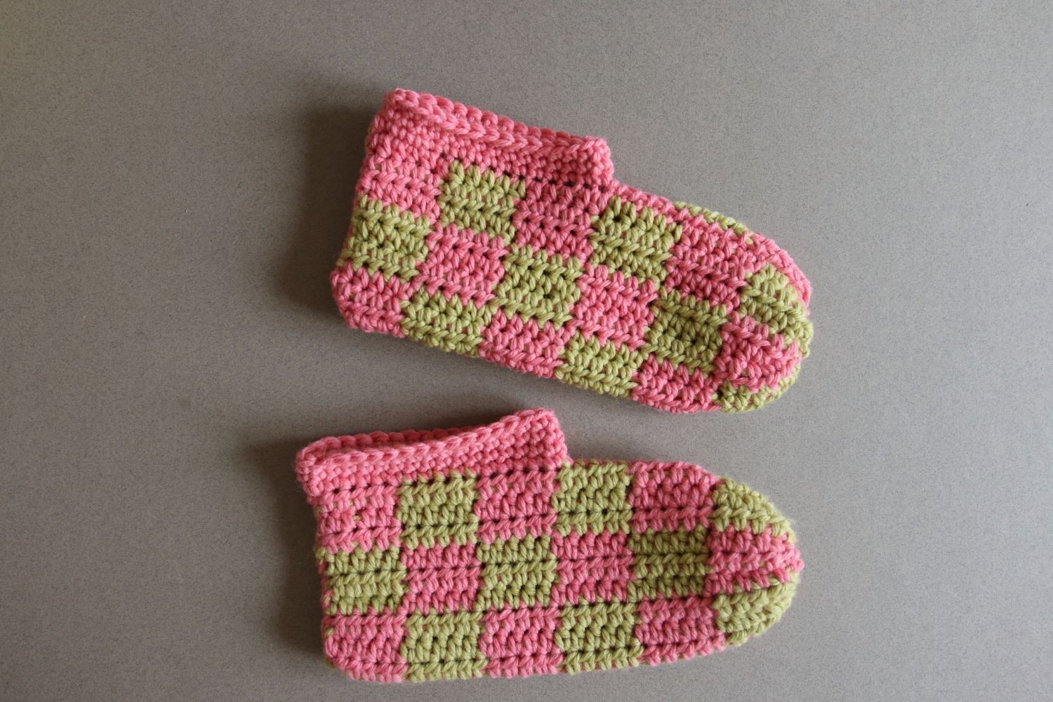 Karierte Häkelschuhe